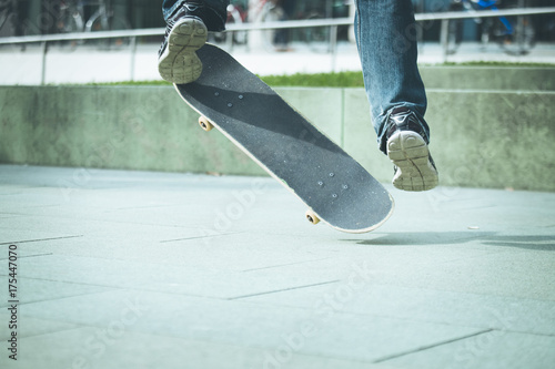 Junger Mann mit Skateboard, Stunt, Innenstadt photo