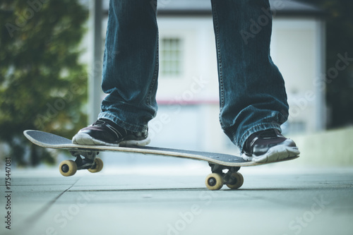 Junger Mann mit Skateboard, Innenstadt