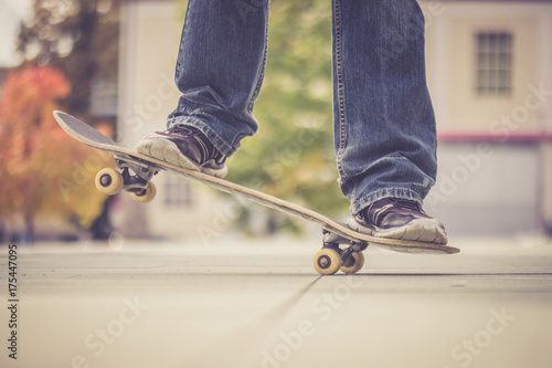 Junger Mann mit Skateboard  Innenstadt