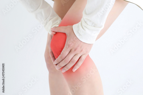膝が痛い女性 