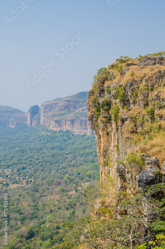 Foto Landscape shot of beautiful Doucki Canyon in the Fouta Djalon highlands during H