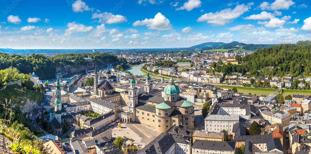 Naklejka premium Panoramiczny widok na Salzburg