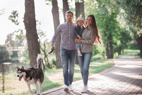  sunny pictures of a happy married couple with a dog and a child
