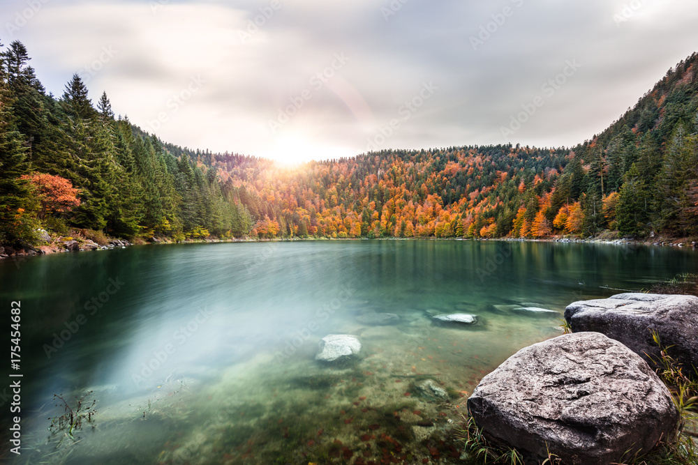 Fototapeta Lodowiec jezioro jesienią w górach Vosges Alsace Crows lake
