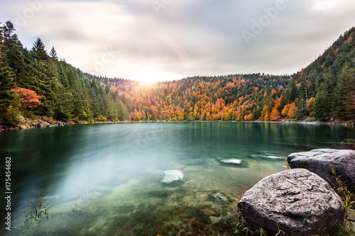Lac glacier en automne dans les montagnes des Vosges Alsace lac des corbeaux