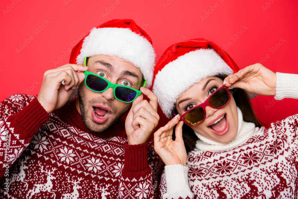Obraz premium Omg! Increadible unbelievable crazy december discount on trips! Travel time! Holly jolly x mas! Closeup of excited astonished tourists with wide open eyes, mouthes, adjusting eye wear, noel costumes