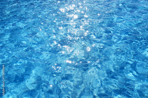 プールの水面
