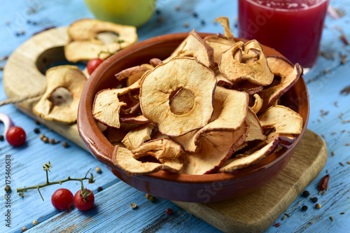 Fotografie slices of dried apple served as appetizer or snack