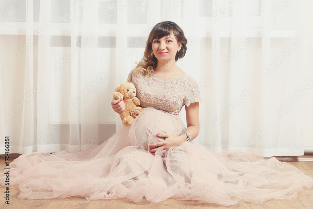 Naklejka premium Beautiful pregnant woman