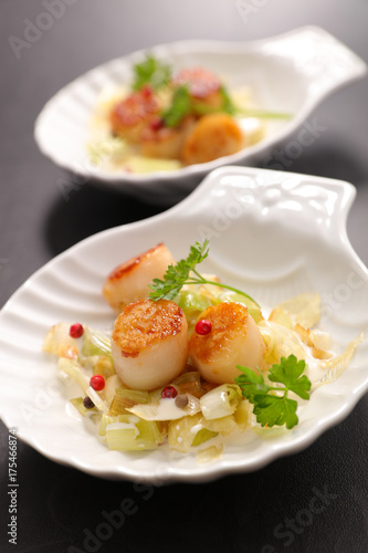 fried scallop with leef and cream