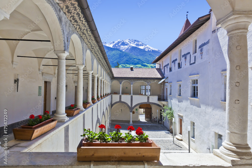 Südtirol- Impressionen, Schlanders im Vinschgau, Säulen im Innenhof der Schlandersburg