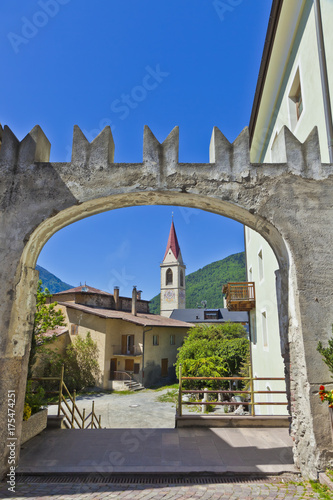 Südtirol- Impressionen, Mals im Vinschgau mit Pfarrkirche Maria Himmelfahrt photo