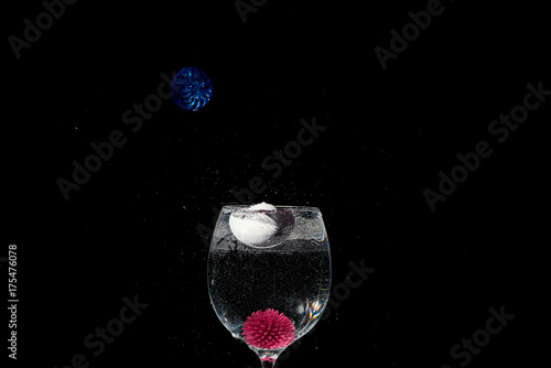 Splash de agua en copa con fondo negro photo