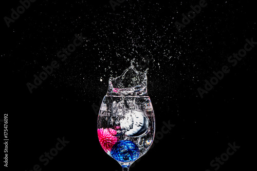 Splash de agua en copa con fondo negro photo