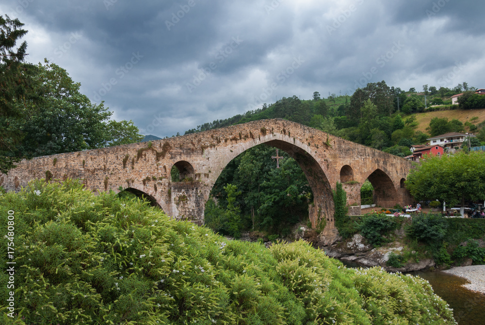 Puente romanico en Cangas de Onis, Asturias