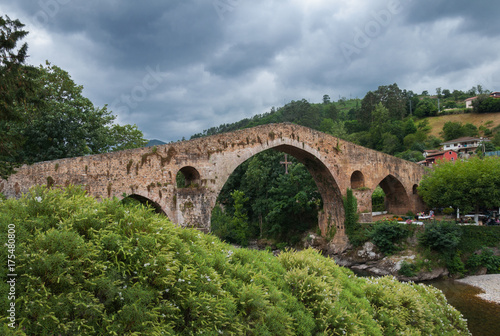 Puente romanico en Cangas de Onis  Asturias