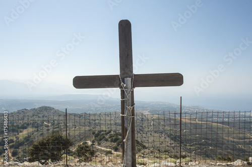 Kreuz bei der orthodoxen Bergkapelle auf dem Vrissinas, bei Rethymnon, Kreta, Griechenland photo