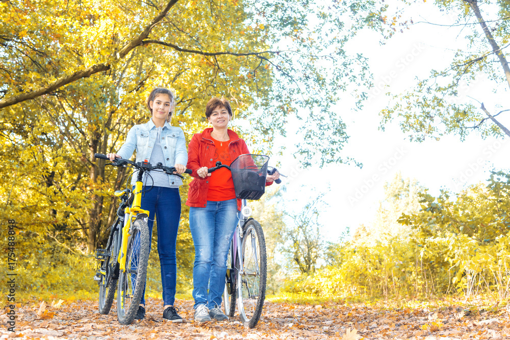 Fototapeta premium Mutter und Tochter (Herbst)