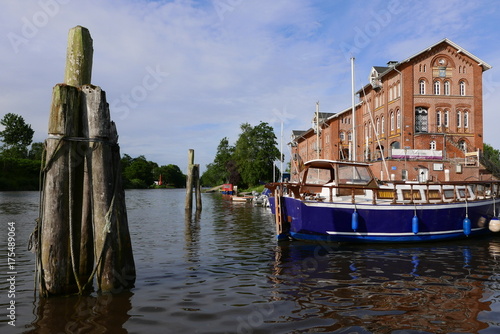 Bebäude und Boote am Kanal