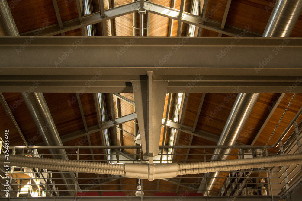 Obraz premium Tetto di legno con travi in ferro