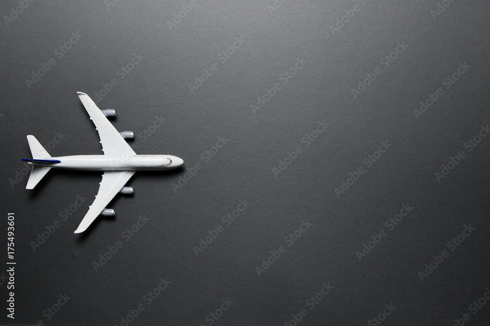 Fototapeta premium Miniaturowy samolot na białym tle