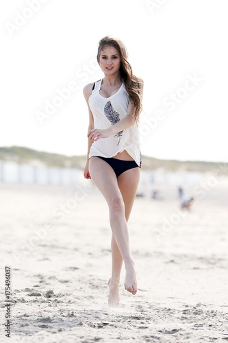 Hübsche Frau am Strand