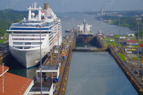 Princess Cruises Kreuzfahrtschiff Island Princess und Tanker fahren durch Panama Kanal photo