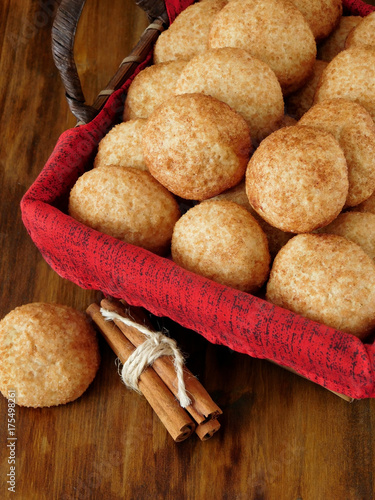 Foto Biscuits with cinnamon in a wicker basket on a wooden background
