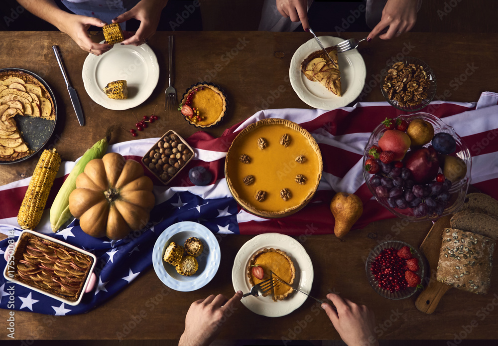 People Celebrating Thanksgiving Holiday Tradition Concept StockFoto