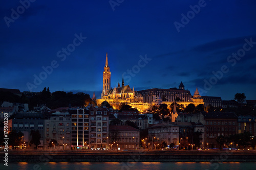 Blick auf die Matthiaskirche in Budapest am Abend und beleuchtet