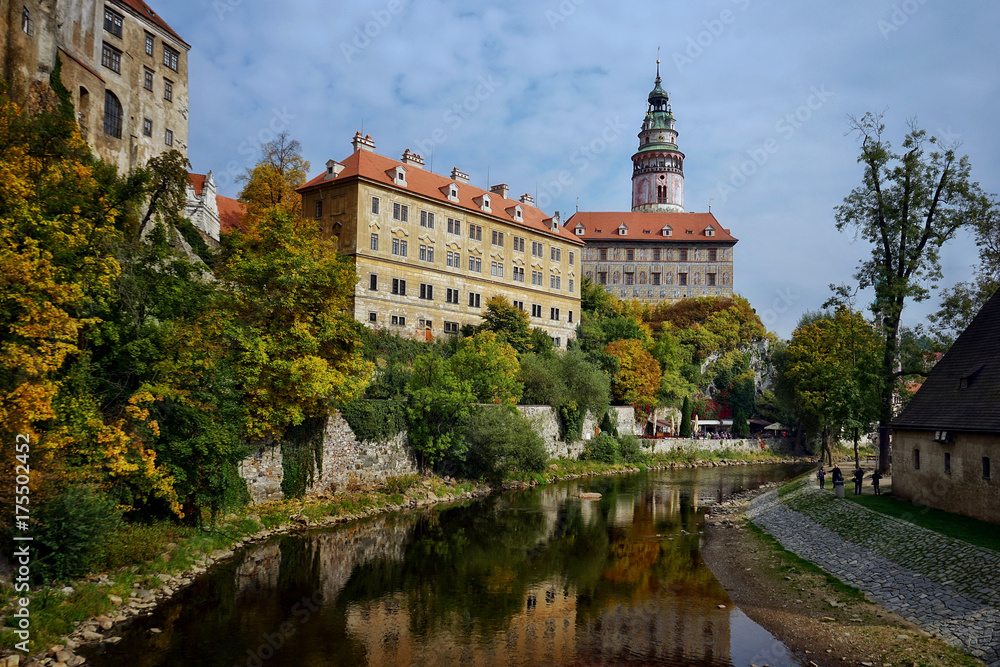 Blick auf die Burg und die Moldau in Krumau