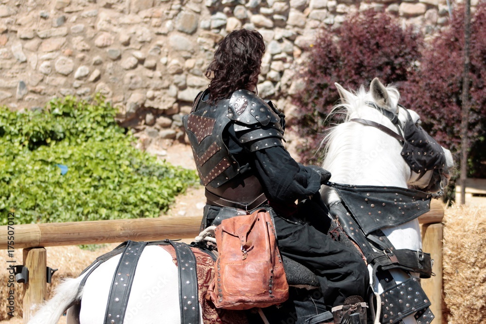 Caballero medieval a caballo
