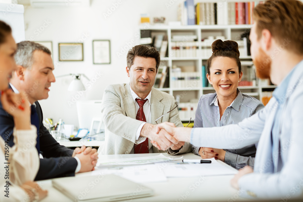 Obraz premium Businesspeople shakind hands