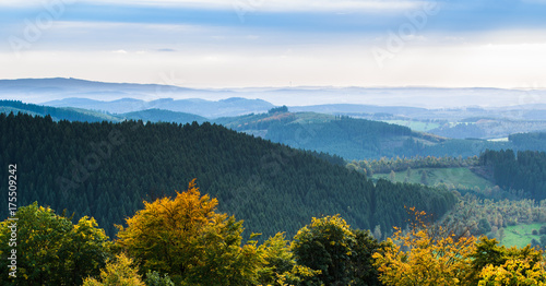 Panorama der Herbstzeit im Sauerland mit Fernblick ins Siegerland
