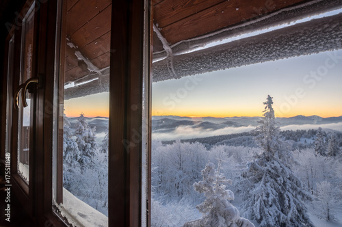 Fototapeta Naklejka Na Ścianę i Meble -  Widok przez okno