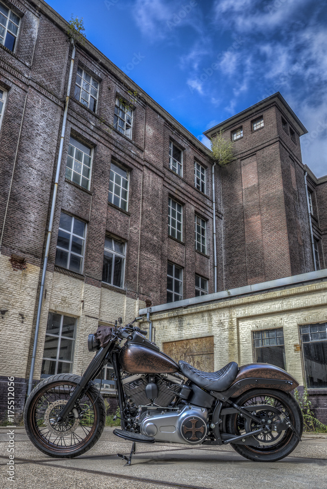 Motorrad vor altem Gebäude