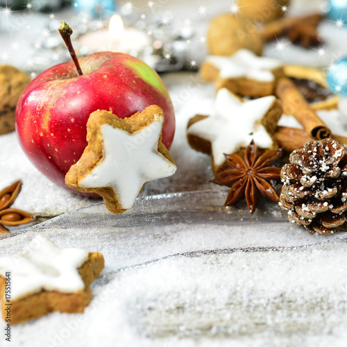 Weihnachtlicher Hintergrund mit Zimtsternen photo