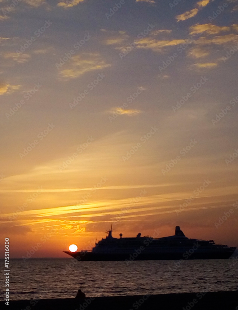 barco con atardecer