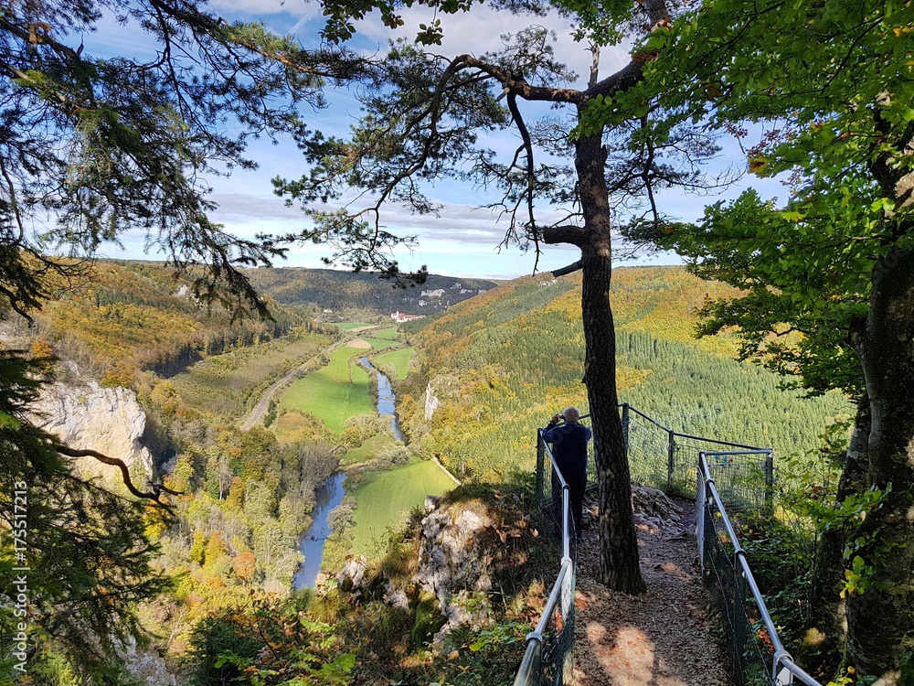 Blick vom Knopfmacherfelsen in das obere Donautal Blick vom Knopfmacherfelsen in das obere Donautal