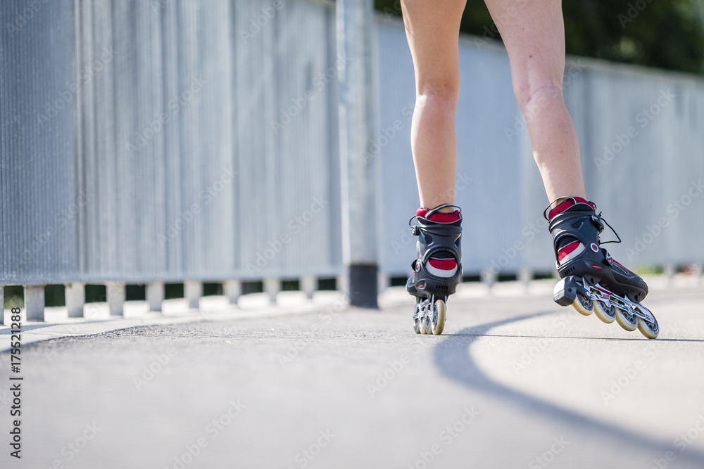 Frau, 22 Jahre, beim Inline Skaten, Detailaufnahme Skates und Beine Frau, 22 Jahre, beim Inline Skaten, Detailaufnahme Skates und Beine