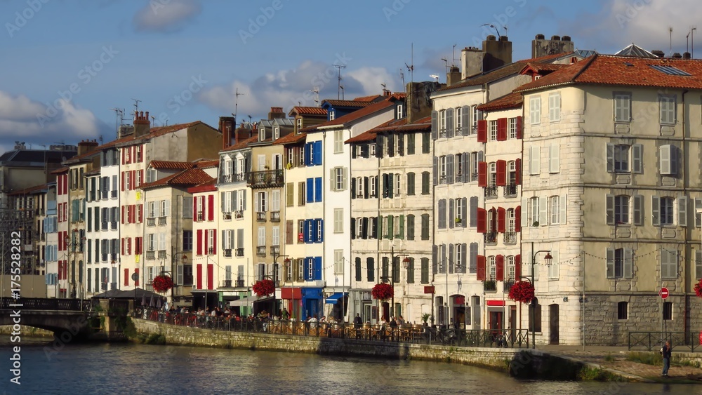 Bayonne, façades d'immeubles colorées le long des quais (France)