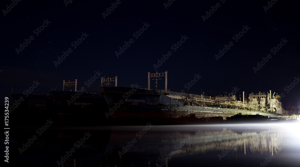 Fototapeta premium the dark river ship