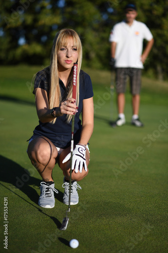 JUGAR AL GOLF
