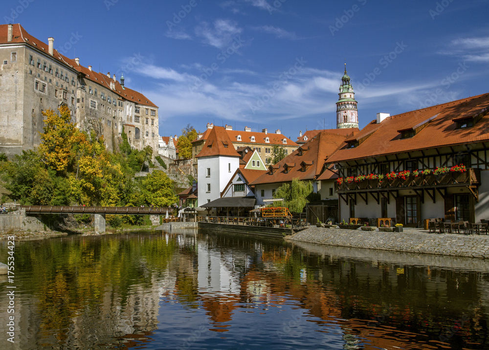 Obraz premium Picturesque autumn. View of Cesky Krumlov and the bridge, beautiful cityscape in the autumn sunny day. Czech Republic. Historical city. UNESCO World Heritage.