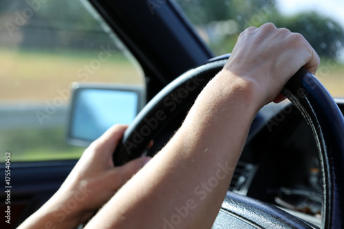 Frau am Steuer eines Autos  Detailaufnahme