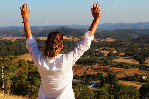 Frau mit erhobenen Armen  gl  cklich   ber den fantastischen Ausblick in die Sierra de Aracena  Andalusien  Spanien