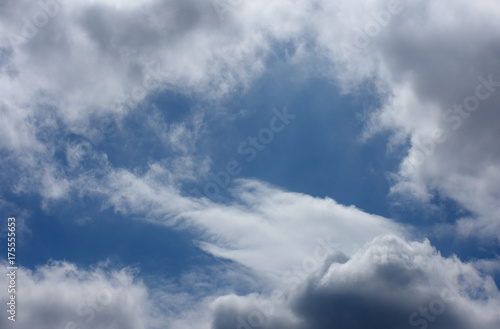 青空と雲「空想・雲のモンスター」出現する、飛び出す、現れるなどのイメージ。