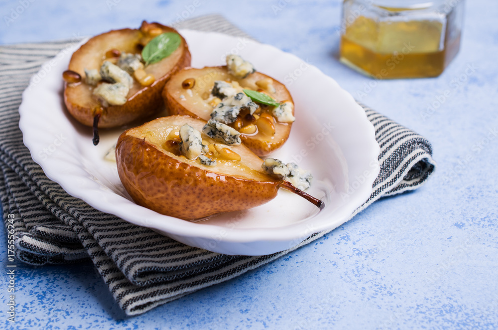 Baked pears with nuts