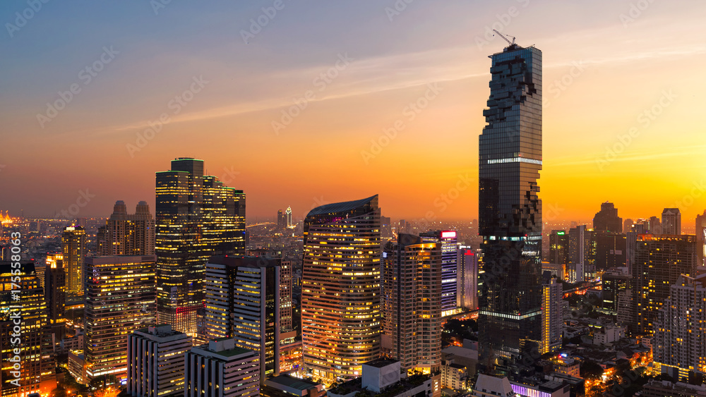 Naklejka premium Panorama Cityscape widok na nowoczesny wieżowiec w Bangkoku w biznesowym centrum Bangkoku w Tajlandii.