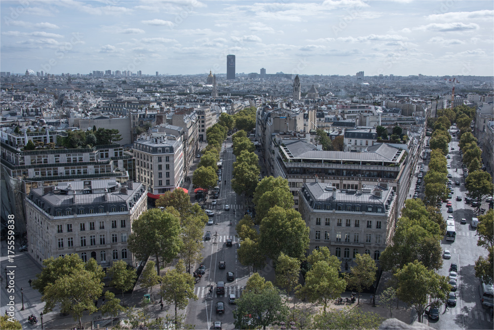 Vue de Paris depuis l'Arc de Triomphe à l'Étoile, la Tour Montparnasse, les Invalides et l'église américaine